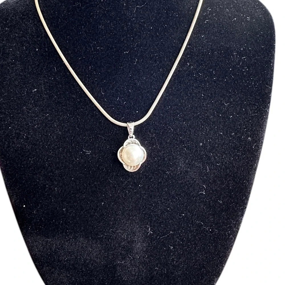 Unbranded Pearl Pendant Necklace OS White Excellent Silver Tone Snake Chain‎